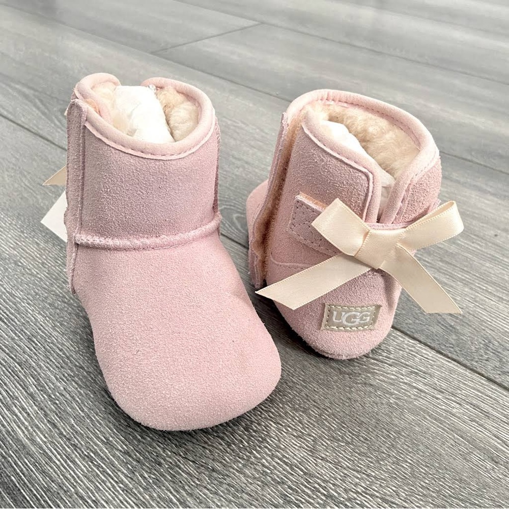 Baby Pink Jesse Bow II infant Uggs in size 04/05